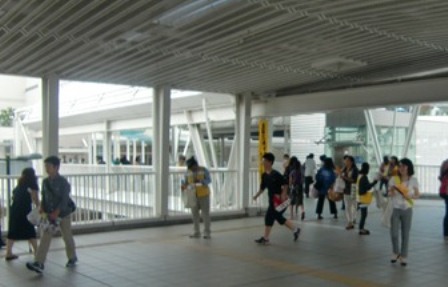 辻堂駅北口において、通行人に交通安全を呼びかけながら、交通安全グッズを配布しました。