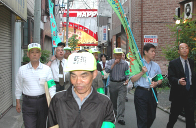 環境浄化パトロール風景=藤沢駅北口周辺