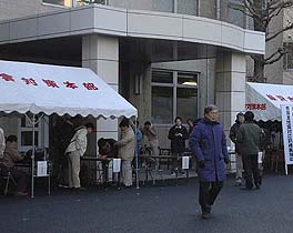 災害時職員参集訓練風景=市役所本館前