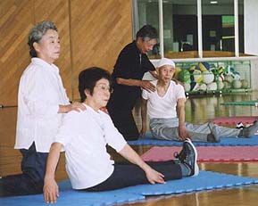 みんなで元気に健康体操=秩父宮記念体育館