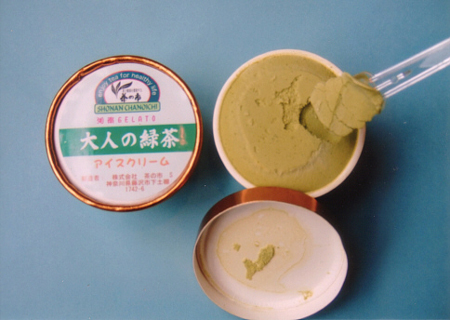 新商品化された、せん茶を原料としたジェラート「大人の緑茶」