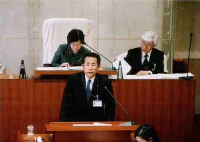 平成20年度の市政運営の方針について説明を行う海老根市長