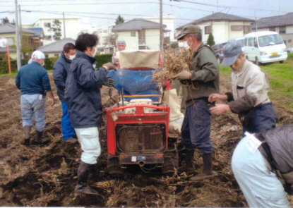 脱粒機でさやから大豆を取り出す「さがみ地粉の会」