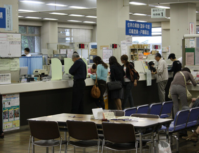 第1・第3土曜日に受付窓口を開設している市民窓口センター=市役所新館1階