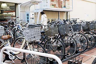 駅周辺で広がりが望まれる民間駐輪場=藤沢駅南口