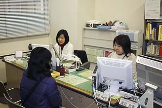 外国人市民の相談を受ける専任の相談員