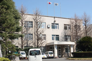 昭和26年に建設され、老朽化が進む市役所本館