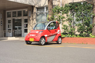 今後一層の普及が望まれる電気自動車=市役所本館前