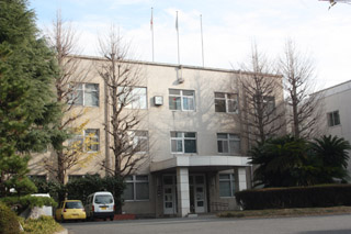 老朽化が進み、建てかえが望まれる市役所本館