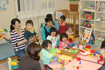 子育てに役立つ情報の収集や提供=藤沢市子育て支援センター