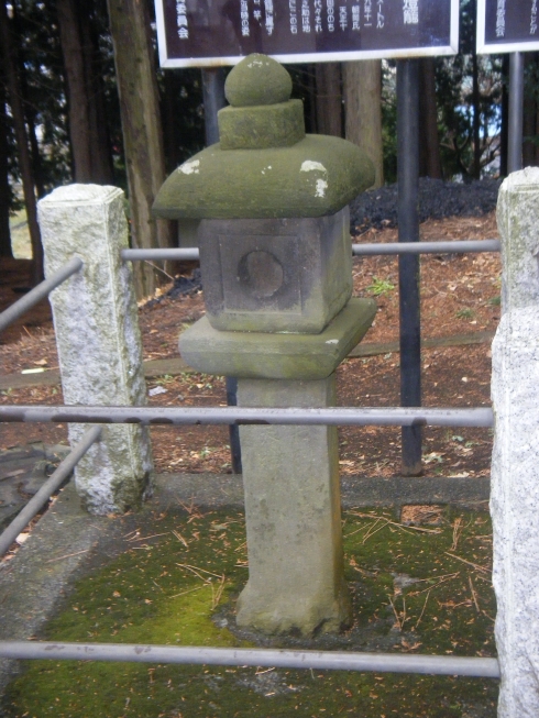 天満宮にある石燈籠の写真です。