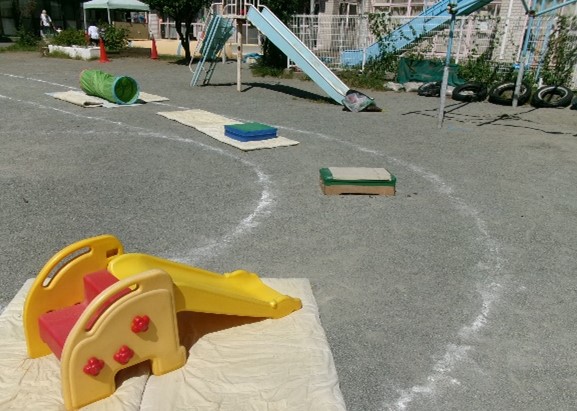 園庭の遊具であそぼう