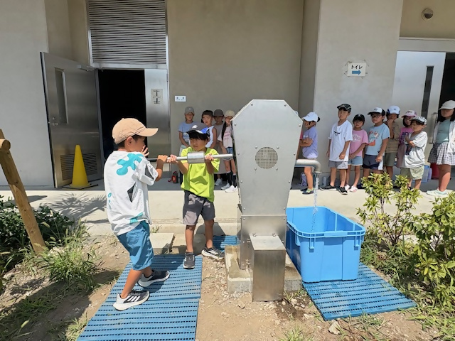 鵠南小学校での打ち水の様子（1枚目）