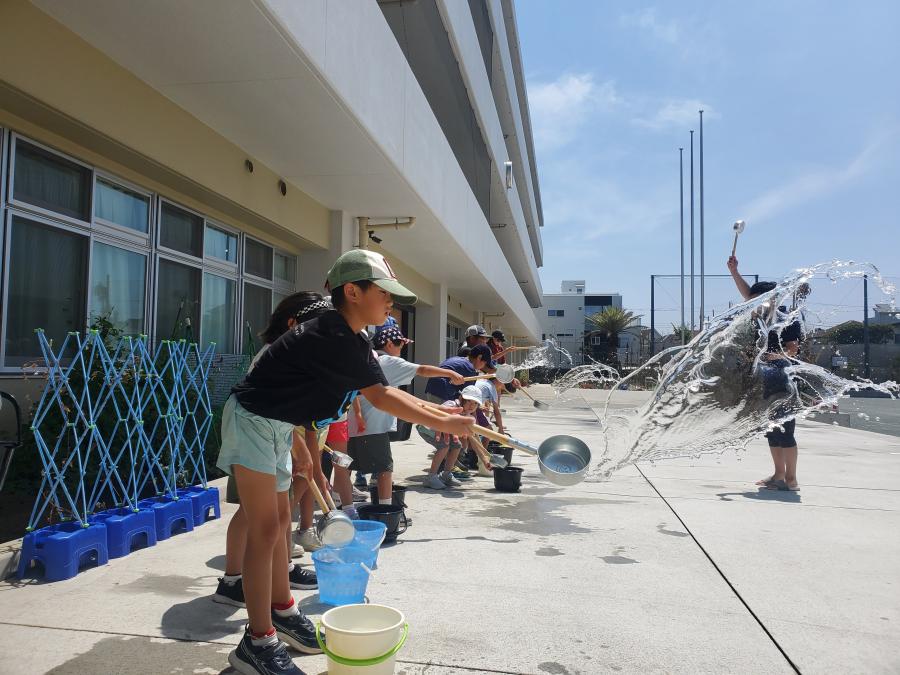 鵠南小学校での打ち水の様子(2枚目)