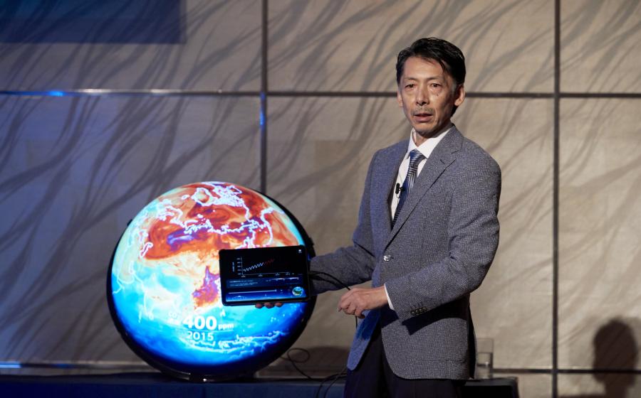 講師の竹村眞一さんとデジタル地球儀の写真