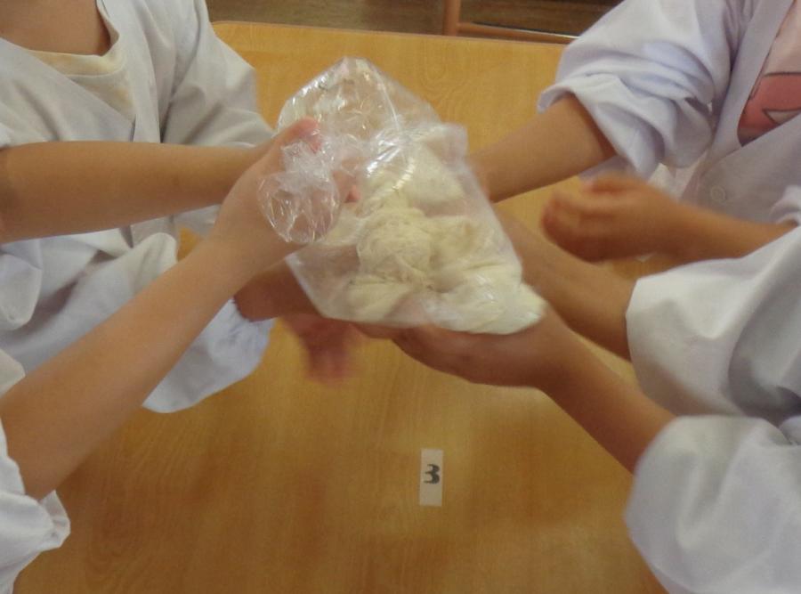 生地をこねる画像