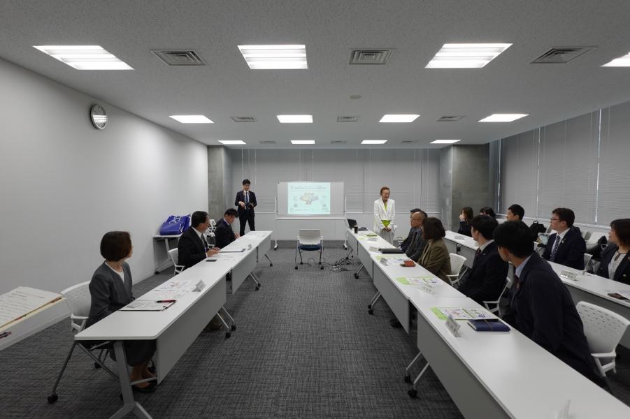 静雲堂の中込様が新たに参画した企業様を紹介する様子