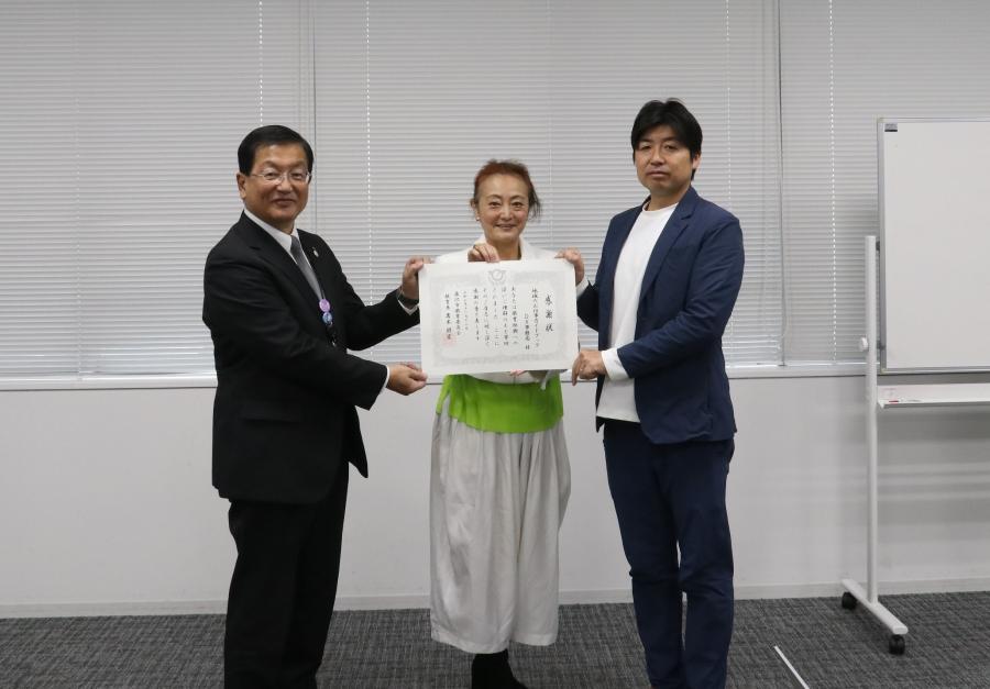 岩本教育長からガイドブック事務局へ感謝状を贈呈する様子