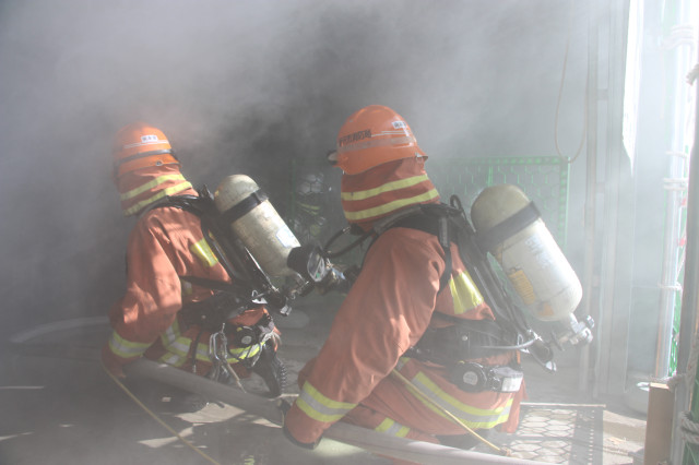 屋内検索活動中の救助隊