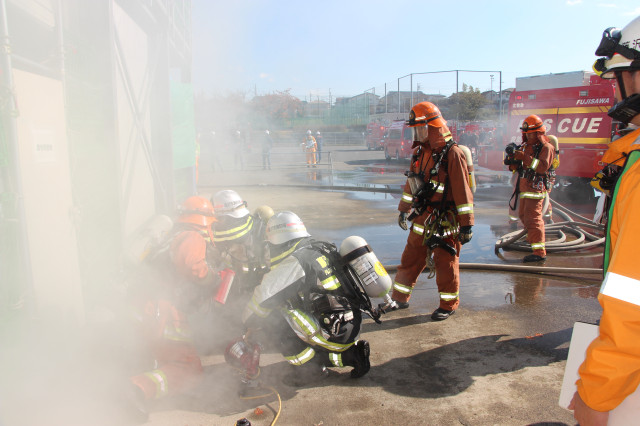 消防隊と救助隊による救出活動