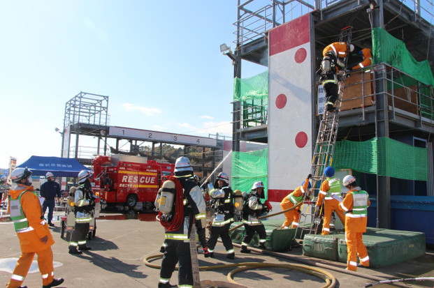 消防隊による救出活動