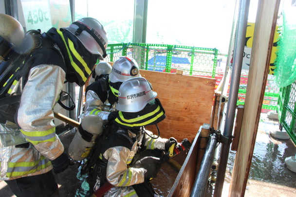 消防隊による放水活動