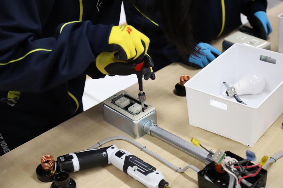 地域のお仕事ガイドブックDX　藤ヶ岡中学校での出前授業の様子