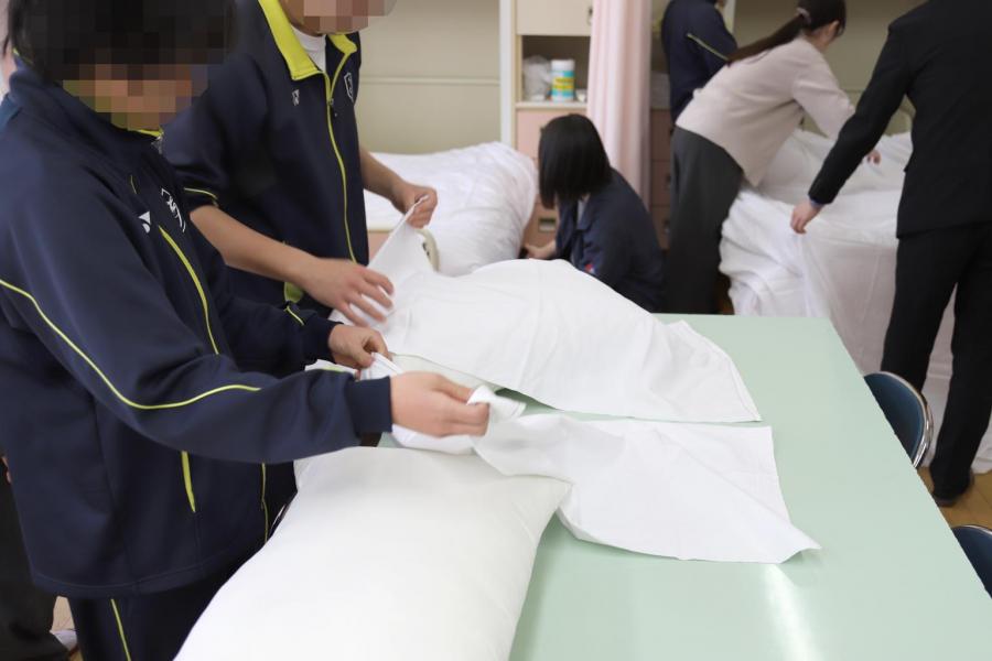 地域のお仕事ガイドブックDX　藤ヶ岡中学校での出前授業の様子