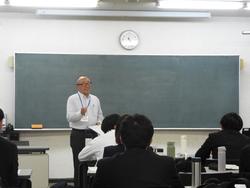 「学校での1ヶ月を振り返って」発表の様子