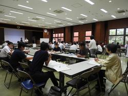 中間報告の様子1