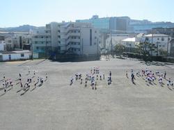校庭でドッジボールをする1年生