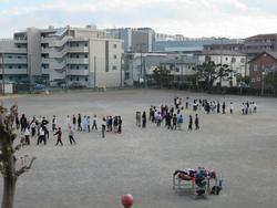 校庭で大なわをする様子