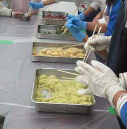 餅に4種類の味つけをする様子1