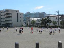 校庭で体育2