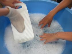 洗濯板で洗濯をする様子2