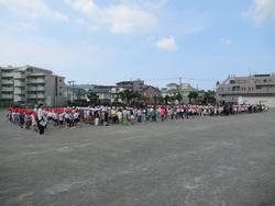 校庭で集会1