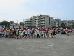 校庭で集会4