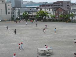 休み時間の校庭の様子1