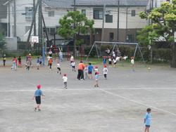 休み時間の校庭の様子3