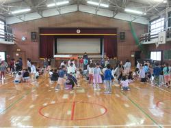 体育館で遊ぶ2年生2