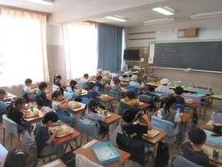 1年生の給食開始3