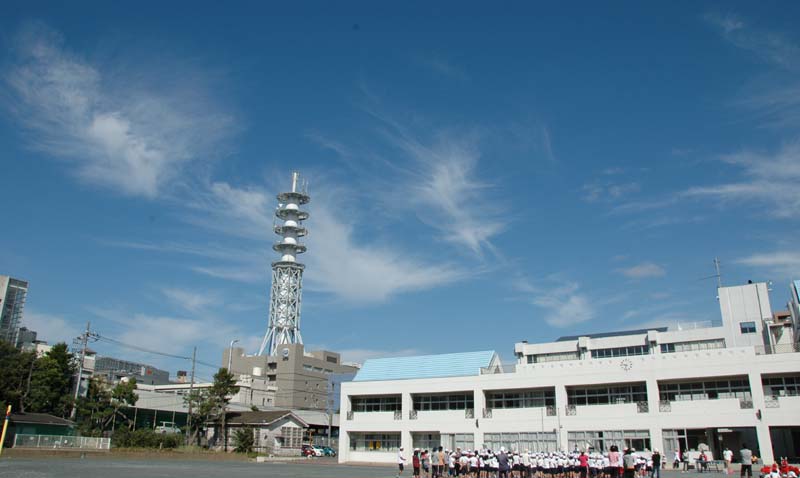 校舎上空に現れたすじ雲