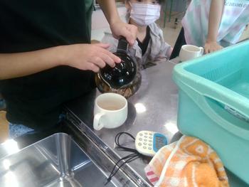 お茶をカップに注ぐ様子