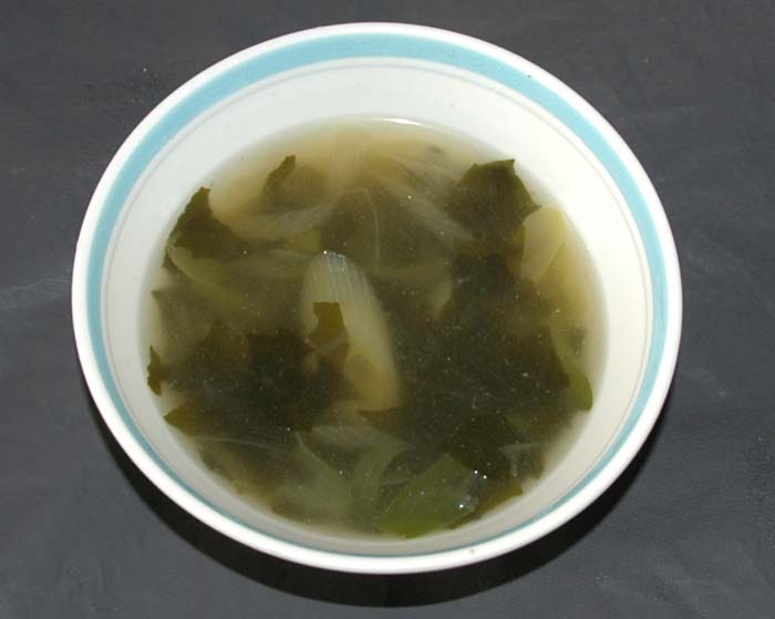ワカメと野菜のスープの写真