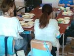 試食する保護者
