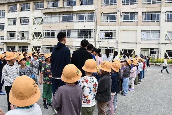在校生に見送られる6年生