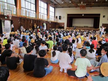 体育館での集会の様子