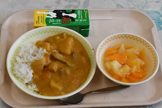 カレー、牛乳、フルーツあえ