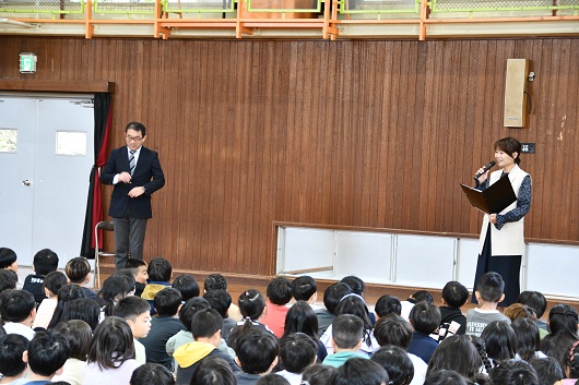 山崎校長先生の離任式の様子1