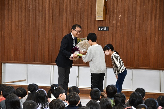 山崎校長先生の離任式の様子2